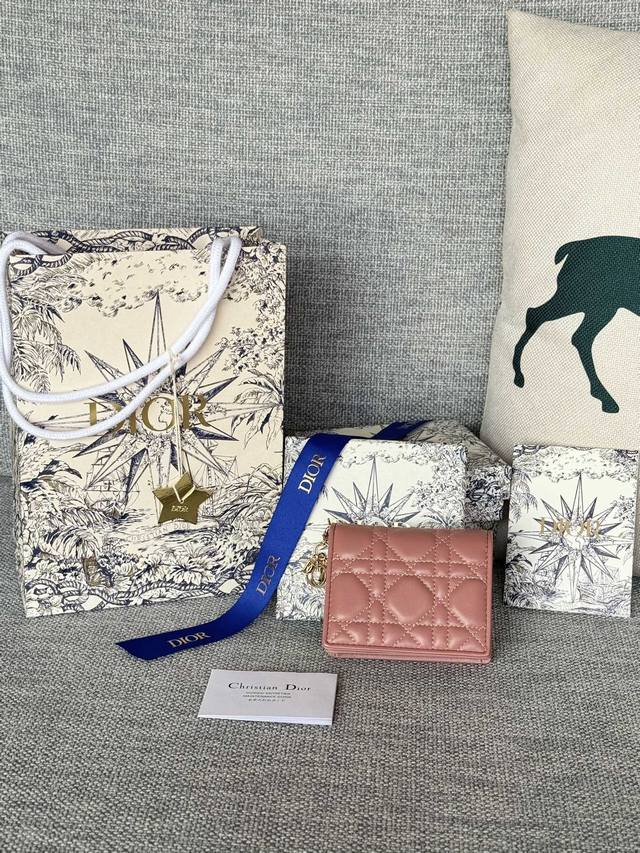 款号S01780Vrb-M900_Tu Dior 羊皮 大容量卡包现在宝宝们出门都喜欢背小包D3020编号 这款就非常适合不占地方又很能装个人觉得比风琴款更实用 款号S01780Vrb-M900_Tu Dior 羊皮 大容量卡包现在宝宝们出门都喜欢背小包D3020编号 这款就非常适合不占地方又很能装个人觉得比风琴款更实用