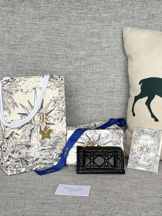 Lady Dior卡包 沙色爲了裝的下廢包買的錢包羊皮,L型開口、 卡包七字拉 羊皮编号:S0965 正面貼袋很多餘放不下卡 鈔票要折4折,3折放得下但會卡拉鍊 Lady Dior卡包 沙色爲了裝的下廢包買的錢包羊皮,L型開口、 卡包七字拉 羊皮编号:S0965 正面貼袋很多餘放不下卡 鈔票要折4折,3折放得下但會卡拉鍊