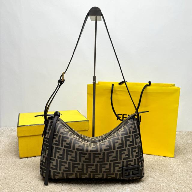 中号Simply Fendi手袋,-25秋冬季时装秀亮相的一款柔软单肩包,以20世纪90年代初的典藏款式为灵感来源,因其优雅基础款设计命名。提花布料材质,饰有标 中号Simply Fendi手袋,-25秋冬季时装秀亮相的一款柔软单肩包,以20世纪90年代初的典藏款式为灵感来源,因其优雅基础款设计命名。提花布料材质,饰有标