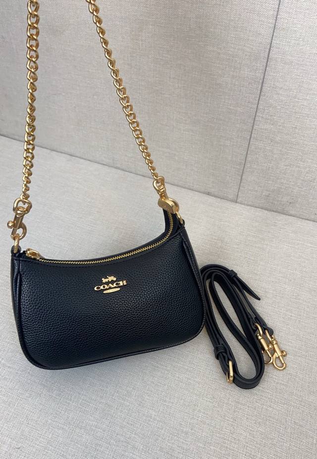 新款迷你到货 Cw323 Cw309 奥莱女包拼色Teri单肩包。。 Details细节材质:牛皮革2个信用卡槽 内置多功能袋顶部拉链开合,织布衬里垂直长度21