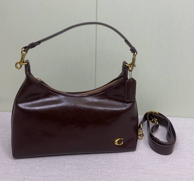 Coa*H 4月新品Cr981 Cr652 上面有刷到过油蜡皮面的光泽感真的不要太Piu亮妥妥辣妹风 包包自重超轻拉链开合很安心 尺寸30-22-11 Coa*H 4月新品Cr981 Cr652 上面有刷到过油蜡皮面的光泽感真的不要太Piu亮妥妥辣妹风 包包自重超轻拉链开合很安心 尺寸30-22-11