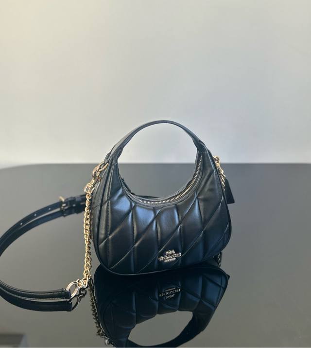 Cy710,新款月牙包2色,配有可调节式肩带,可斜挎手拎,小巧型,粒面羊皮刺绣包身,柔柔软软的手感还是挺暖的, 尺寸约 20 7 20 Cy710,新款月牙包2色,配有可调节式肩带,可斜挎手拎,小巧型,粒面羊皮刺绣包身,柔柔软软的手感还是挺暖的, 尺寸约 20 7 20