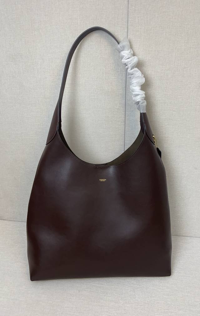 大号！大号！Cu044 Brooklyn 39号单肩,这款Brooklyn单肩包有着优雅的简约设计，尽显纽约的独特态度。大尺寸的半月包款式采用具有精美纹理和柔软