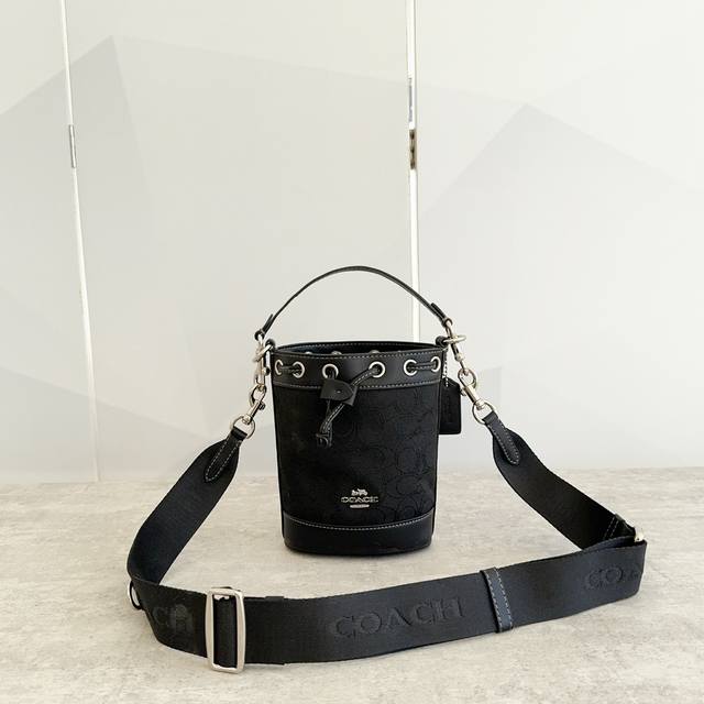 Cr144.Cr145最新款Mini水桶包，老花两款设计，粉色采用刺绣C布，搭配原饼Logo，卡其色则使用老花料，都为圆型水桶，抽绳锁口设计，头层牛皮拼接，配宽