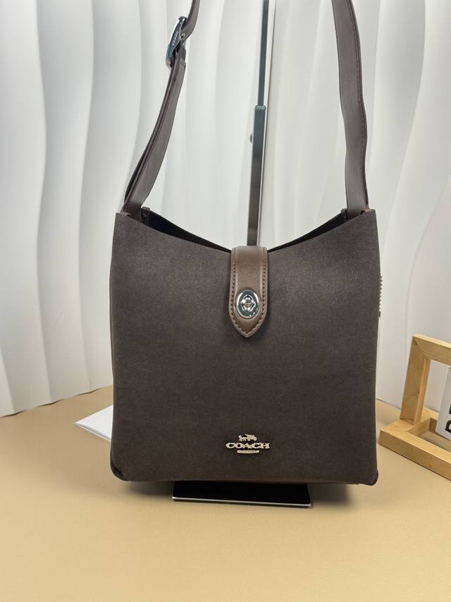 新款 Hadley Crossbody 全皮材质高级感满满 搭配可拆卸拼接延长肩带 单肩包可斜挎包使0Cw002 Cw003 Cw004 百搭且自重轻 大容量包