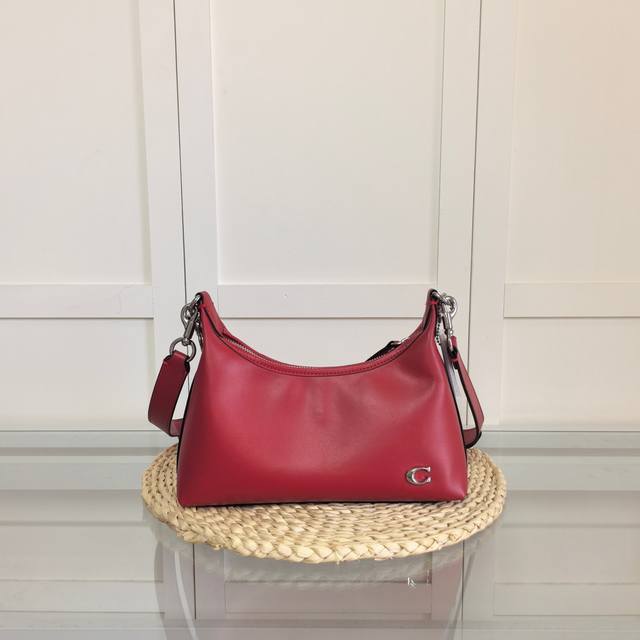 Coa*H 4月新品Cw640 上面有刷到过油蜡皮面的光泽感真的不要太Piu亮妥妥辣妹风 包包自重超轻拉链开合很安心 尺寸25-18-10Cm