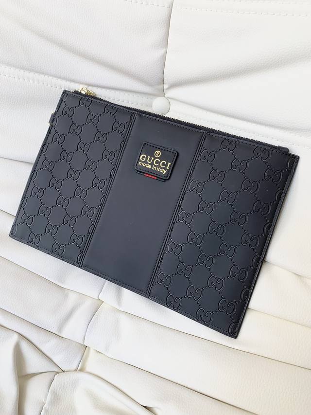 G家最爆款男士手包意大利顶级牛皮无可挑剔的五金配件.名师设计，资深裁缝完美版型上手效果极佳设计理念独特， 成功男士首选实物拍摄尺寸：28-18 颜色：黑色