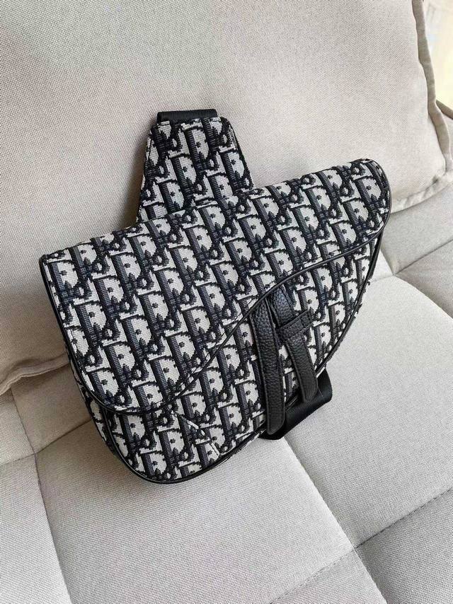 Dior经典 原版 迪奥男士马鞍包,尺寸:20*28.6*5Cm,实物拍摄,图同货一致 重金正品打版复刻进口原厂米布提花布料配原厂头层粒面小牛皮复刻定做专柜带字 Dior经典 原版 迪奥男士马鞍包,尺寸:20*28.6*5Cm,实物拍摄,图同货一致 重金正品打版复刻进口原厂米布提花布料配原厂头层粒面小牛皮复刻定做专柜带字