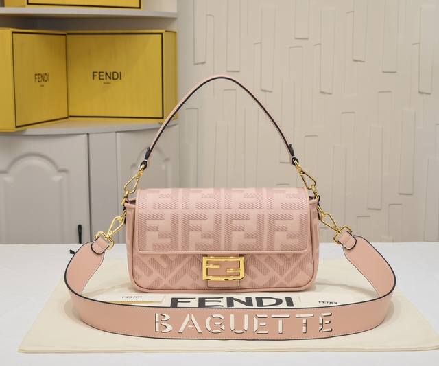 高版本 原单绣 只做好质量 型号1002 Fendi 火爆经典Baguette ,原材料采用帆布高级工艺打造,整只包双Ff立体刺绣质感无敌,配有可拆卸和Bagu 高版本 原单绣 只做好质量 型号1002 Fendi 火爆经典Baguette ,原材料采用帆布高级工艺打造,整只包双Ff立体刺绣质感无敌,配有可拆卸和Bagu