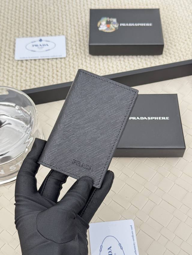 Prada 十字纹男女通用卡夹,可放口袋,可放包里,可手拿,十字纹进口小牛皮制作,口袋卡夹,可放零钱,6个卡位,简约大方时尚潮流. 型号2Mc101,颜色如图所 Prada 十字纹男女通用卡夹,可放口袋,可放包里,可手拿,十字纹进口小牛皮制作,口袋卡夹,可放零钱,6个卡位,简约大方时尚潮流. 型号2Mc101,颜色如图所