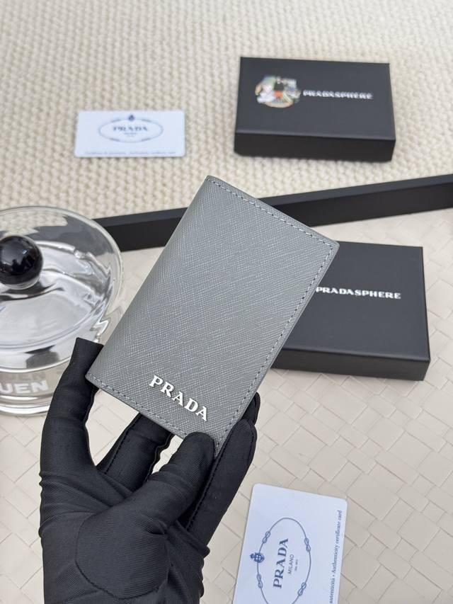 Prada 十字纹男女通用卡夹，可放口袋，可放包里，可手拿，十字纹进口小牛皮制作，口袋卡夹，可放零钱，6个卡位，简约大方时尚潮流. 型号2Mc101，颜色如图所