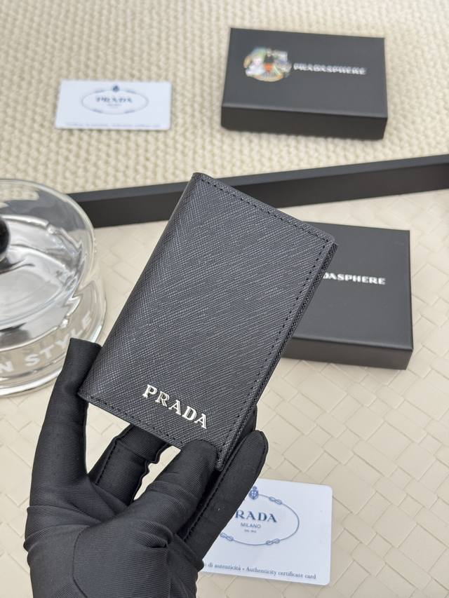 Prada 十字纹男女通用卡夹,可放口袋,可放包里,可手拿,十字纹进口小牛皮制作,口袋卡夹,可放零钱,6个卡位,简约大方时尚潮流. 型号2Mc101,颜色如图所 Prada 十字纹男女通用卡夹,可放口袋,可放包里,可手拿,十字纹进口小牛皮制作,口袋卡夹,可放零钱,6个卡位,简约大方时尚潮流. 型号2Mc101,颜色如图所