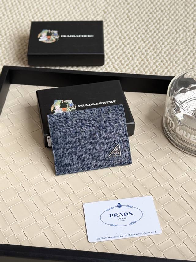 Prada 普拉达爆款真皮卡包专柜最新款式,官网同步,正品开发,颜色如图所示 型号2Mc223, 内码224代工码 十字纹牛皮质感极好,进口螺纹里布 精湛走线均 Prada 普拉达爆款真皮卡包专柜最新款式,官网同步,正品开发,颜色如图所示 型号2Mc223, 内码224代工码 十字纹牛皮质感极好,进口螺纹里布 精湛走线均