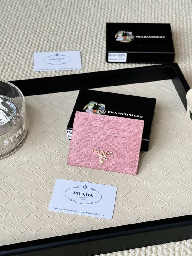 Prada 爆款卡包 男女通用小卡包,黑色,型号1Mc025 散字 三角麦 系列 九个颜色 十字纹牛皮 制作,6个卡位一个中间夹层,可放置多张卡片以及零,尺寸1 Prada 爆款卡包 男女通用小卡包,黑色,型号1Mc025 散字 三角麦 系列 九个颜色 十字纹牛皮 制作,6个卡位一个中间夹层,可放置多张卡片以及零,尺寸1