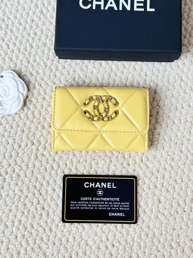 Chanel 款号A 新款口盖零钱包 今年最新Logo搭配大菱格，小羊皮与复古五金 这款卡包容量很大，一百块对2折能放一千左右，还能塞2.3张卡很实用 尺寸11
