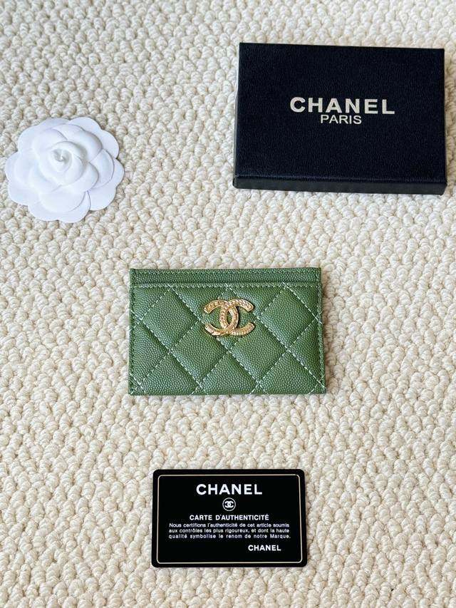 Chanel 型号：3188 22K浮雕Lgo大双C五金， 官网最新卡包 鱼子酱中球纹牛皮防刮花，光泽感超好 3卡槽各放一张卡，中间亦可放卡+几张零钞 尺寸：1