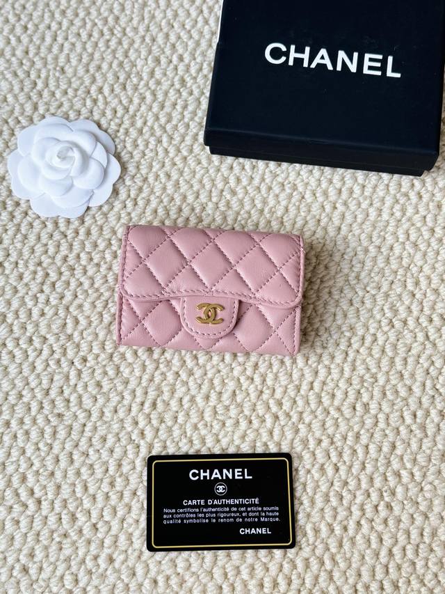 Chanel 小羊皮 款号：A P244 最经典卡包 零钱包 香奈儿经典口盖卡套。羊皮系列 卡包&零钱包于一体，背面设有插袋 尺寸:7.5 × 11.3 × 2