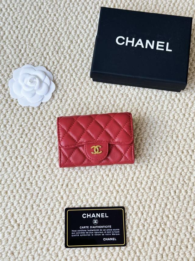 Chanel 小羊皮 款号：A P244 最经典卡包 零钱包 香奈儿经典口盖卡套。羊皮系列 卡包&零钱包于一体，背面设有插袋 尺寸:7.5 × 11.3 × 2