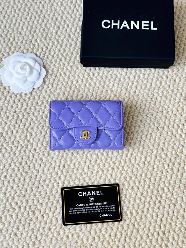 Chanel 小羊皮 款号：A P244 最经典卡包 零钱包 香奈儿经典口盖卡套。羊皮系列 卡包&零钱包于一体，背面设有插袋 尺寸:7.5 × 11.3 × 2