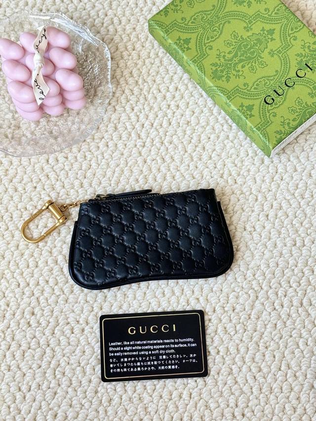 Gucci 全新小零钱包～口红包！牛皮压小字 搭配精致原工厂五金！灵活别致的勾扣，小巧玲珑，大大作用，型号：671722，尺寸：12X7.5X1.5Cm。