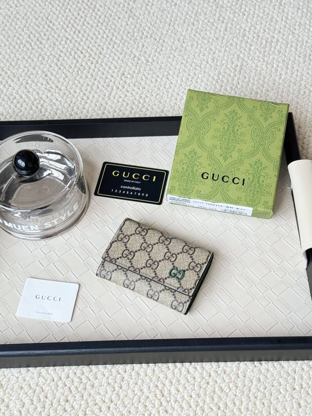 Gucci多功能卡包，衬以颜色鲜艳的内衬， 零钱袋的设计造型更为实用。编号：768241 尺寸:10.5X 7.0X 2.0 Cm 设计小巧精致的卡包，配衬手袋