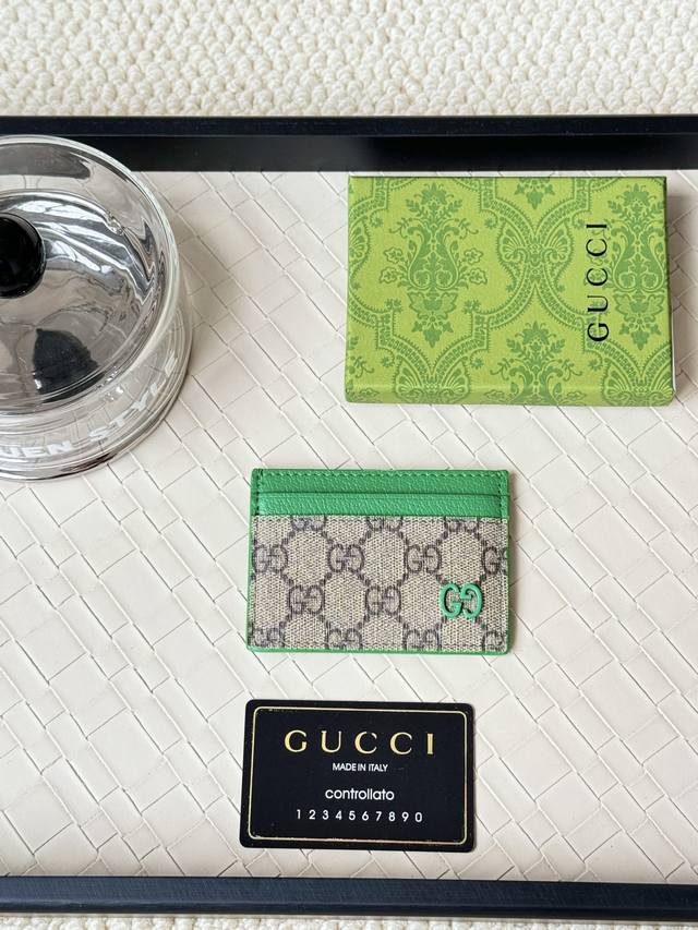 Gucci 卡以充满对比美感的双色调设计令点缀于包身的Gg标识风采尽绽面料以黑色Gg,内里甄选撞色牛皮制作而成黑色Gg Supreme帆布,配深灰色陶瓷效果双G Gucci 卡以充满对比美感的双色调设计令点缀于包身的Gg标识风采尽绽面料以黑色Gg,内里甄选撞色牛皮制作而成黑色Gg Supreme帆布,配深灰色陶瓷效果双G