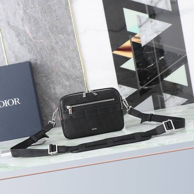 Safari 信使包 黑色 Oblique Galaxy 印花皮革 编号:1Espo206Vpi_H03E_Tu这款黑色Safari信使包是日常的理想良伴。设计 Safari 信使包 黑色 Oblique Galaxy 印花皮革 编号:1Espo206Vpi_H03E_Tu这款黑色Safari信使包是日常的理想良伴。设计