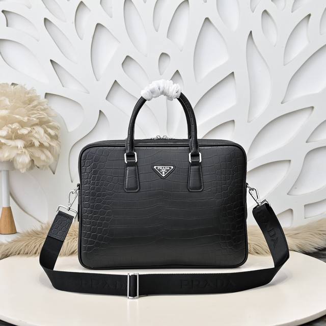 Prada-普拉达最新款男士公文包采用进口小牛皮 皮质柔软 手感超赞 版型超正 做工精致 细节完美 时尚休闲百搭 质量与质感都能衬托出你独特的品味 高品质尺寸: Prada-普拉达最新款男士公文包采用进口小牛皮 皮质柔软 手感超赞 版型超正 做工精致 细节完美 时尚休闲百搭 质量与质感都能衬托出你独特的品味 高品质尺寸: