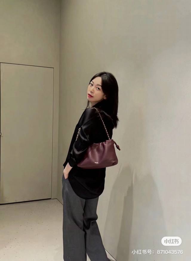 原单 “ ” 大号黑色 全新手拿包 独家首发到货 尺寸:30-10.5-20Cm 编码:S260809 采用褶皱设计,侧面搭配标志性绳结等关键细节。 时尚百搭, 原单 “ ” 大号黑色 全新手拿包 独家首发到货 尺寸:30-10.5-20Cm 编码:S260809 采用褶皱设计,侧面搭配标志性绳结等关键细节。 时尚百搭,