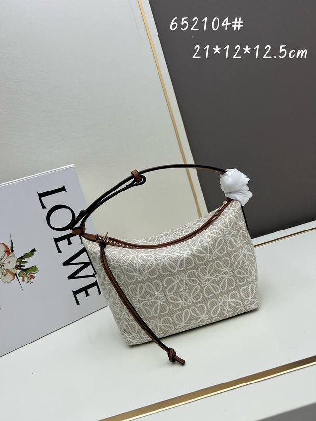 小号 老花饭盒包 小号 棕色 入手Super值 包包面料挺括度适中，没有固定形状 ，背上出门慵懒氛围感十足 肩带可以调节，伸缩至腋下背，单肩，手拎皆 精致优雅显