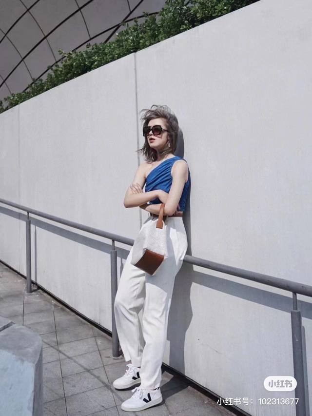 大号 老花饭盒包 大号 布配棕 入手Super值 包包面料挺括度适中,没有固定形状 ,背上出门慵懒氛围感十足 肩带可以调节,伸缩至腋下背,单肩,手拎皆,精致优雅 大号 老花饭盒包 大号 布配棕 入手Super值 包包面料挺括度适中,没有固定形状 ,背上出门慵懒氛围感十足 肩带可以调节,伸缩至腋下背,单肩,手拎皆,精致优雅