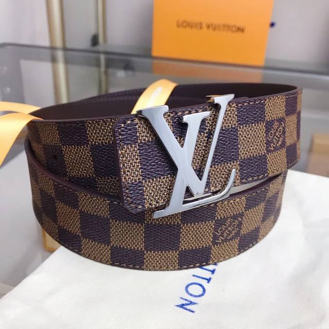 最高版本,实物拍摄 批 Louis Vuitton 路易威登皮带 宽度:40Mm专柜同款男士时尚款 驴家经典款黑格 Damier Ebene 帆布和柔软小牛皮分 最高版本,实物拍摄 批 Louis Vuitton 路易威登皮带 宽度:40Mm专柜同款男士时尚款 驴家经典款黑格 Damier Ebene 帆布和柔软小牛皮分