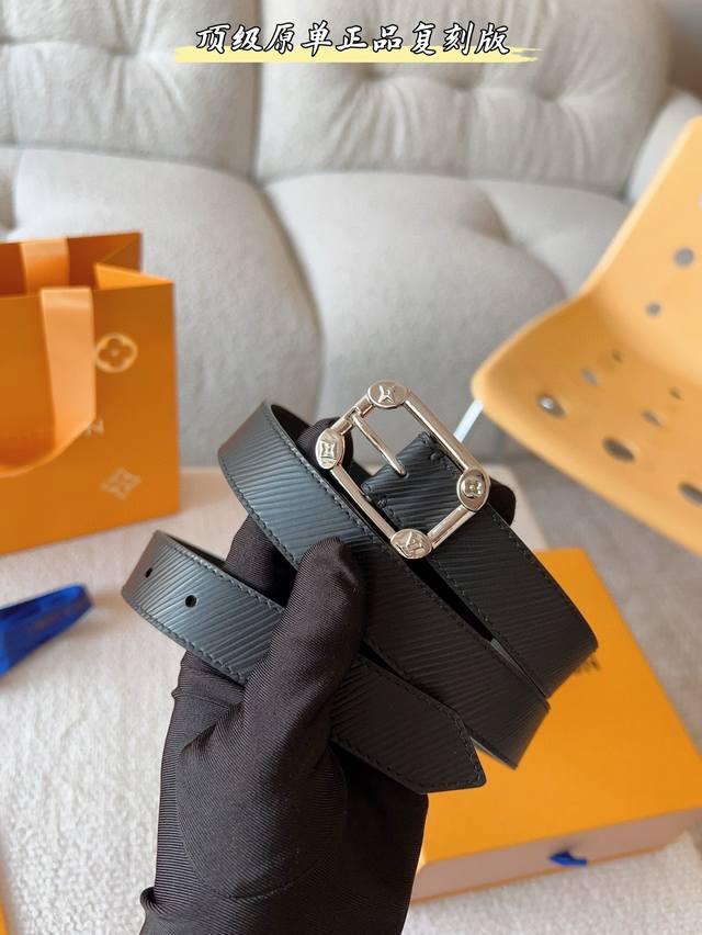 广州工厂直发 风格优雅而柔美的纤薄腰带，致敬经典L家旅行箱的设计构造。L家Malletier雕花搭扣搭配Epi皮革或精选路易帆布面料，为造型增添成熟气质。宽度2