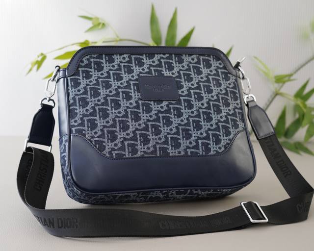 迪奥 官网同步 高版本 斜挎单肩背包 永恒不过时的标志性产品 纯原单布料 顶级五金制作 非市面普通版本 今年Dior最爱的款 全部实拍 实用性非常高 完全不用担