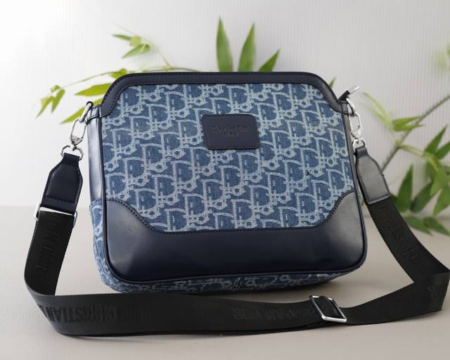 迪奥 官网同步 高版本 斜挎单肩背包 永恒不过时的标志性产品 纯原单布料 顶级五金制作 非市面普通版本 今年Dior最爱的款 全部实拍 实用性非常高 完全不用担