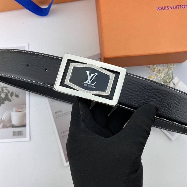 配全套包装礼盒 路易威登 Lv 男士双面皮腰带38Mm 双面进口花纹皮压制。可双面使用 专柜走线 搭配新款包头扣扣。 配全套包装礼盒 路易威登 Lv 男士双面皮腰带38Mm 双面进口花纹皮压制。可双面使用 专柜走线 搭配新款包头扣扣。