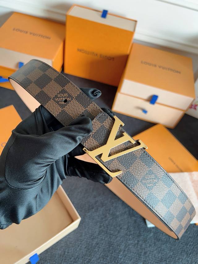 Lv经典款Logo卡头扣腰带，男士最佳选择，搭配西裤或者牛仔裤均可3.8Cm。