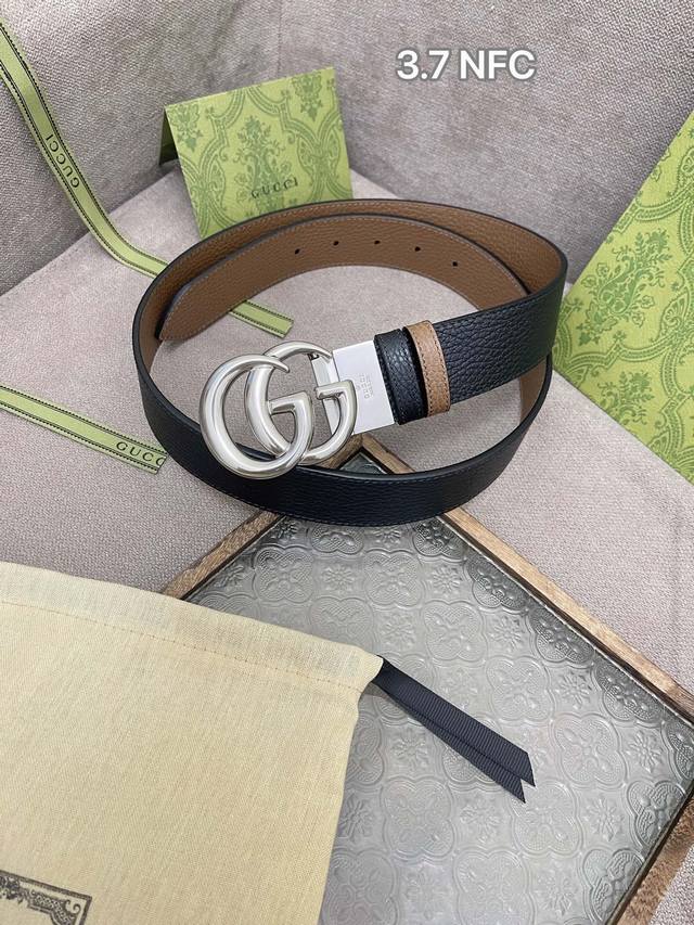 Gucci皮带 3.7Cm专柜品质双面进口小牛皮,可双面使用.旋转扣纯铜五金扣。金属配件深受品牌辉煌的经典设计所影响，得以重新诠释 支持专柜芯片防伪感应验证