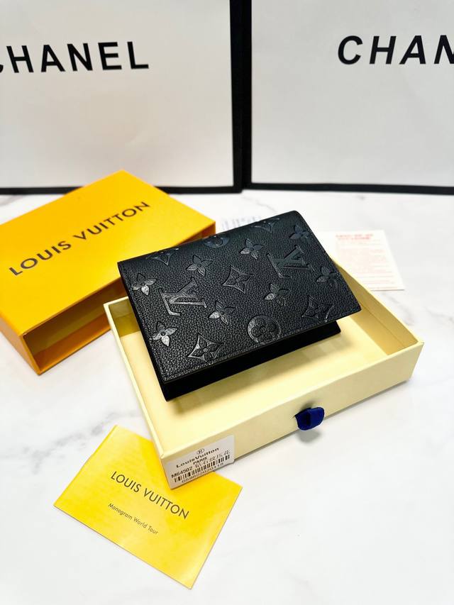 颜色 黑尺寸 10.5X14.5官网同步护照夹一边卡位一边护照位〕还可放少许现金和机票，实用主义，大方得体，做工精致无比！