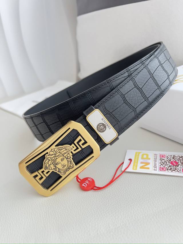 品名：Versace.范思哲原单腰带 皮带 型号：挂扣，经典人头纯钢材质扣头，头层牛皮，图片实物拍摄 材料：百分百头层牛皮，保证真皮。24K纯钢扣双面可用专柜同