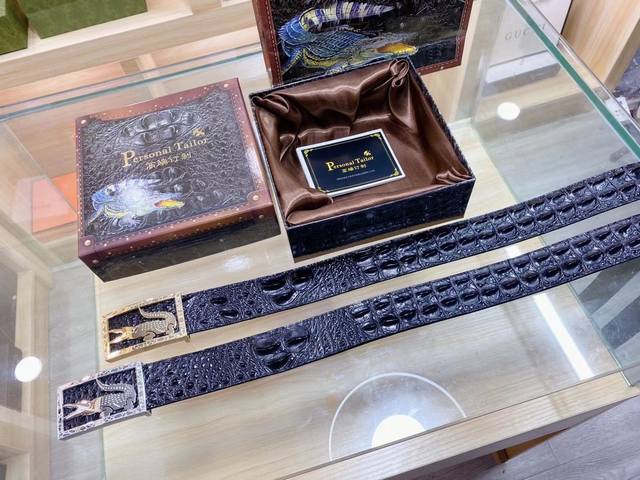 路易威登 鳄鱼采用进口牛皮压制鳄鱼骨带身。整条不拼接 纹路清晰 强韧紧密 跟真鳄鱼皮可对比 成功男士的标配 搭配高档精钢扣,宽度3.8厘米 牛逼格 送礼自用首选 路易威登 鳄鱼采用进口牛皮压制鳄鱼骨带身。整条不拼接 纹路清晰 强韧紧密 跟真鳄鱼皮可对比 成功男士的标配 搭配高档精钢扣,宽度3.8厘米 牛逼格 送礼自用首选