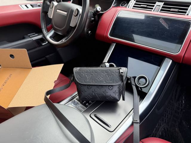 高端货 新款 “ Louis Vuitton ”Lv单肩包 路易威登邮差包 M12806 Louis Vuitton Pulse 压花可调节肩带 牛皮 单肩斜挎