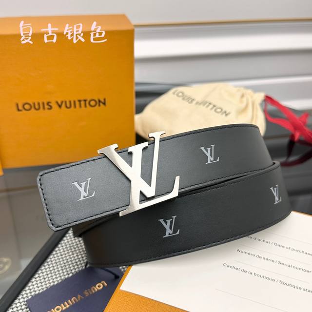 本款 Lv Initiales Blason 40 毫米双面腰带诠释创意总监 Pharrell Williams 对品牌传统与摩登风尚的热忱。柔软皮革外层点缀的 本款 Lv Initiales Blason 40 毫米双面腰带诠释创意总监 Pharrell Williams 对品牌传统与摩登风尚的热忱。柔软皮革外层点缀的