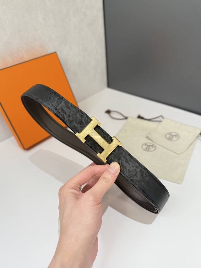 爱马仕 HermèS 男款腰带以其精湛的工艺、高品质的材料和经典的设计而备受推崇，是男士时尚配饰中的顶级选择。最具标志性的设计是带有“H”标志的扣头，简约大气且