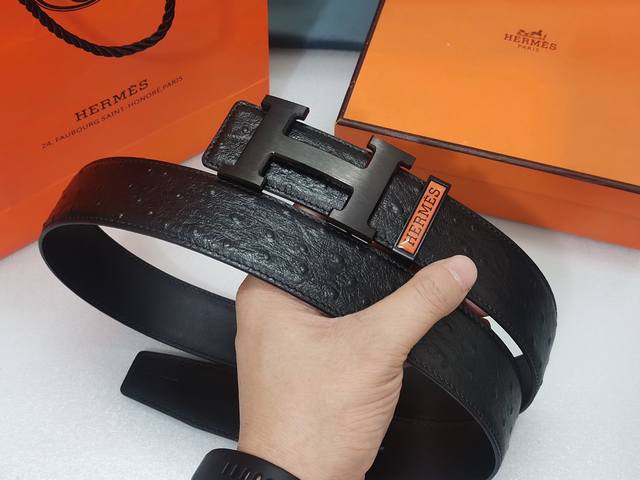 Hermes .爱马仕 鸵鸟皮纹 男士真皮腰带 宽度3.8Cm 带身采用进口原版头层牛皮 鸵鸟纹面皮搭配小牛皮底皮 配搭精品钢扣 可双面使用 触感厚实 全套包装