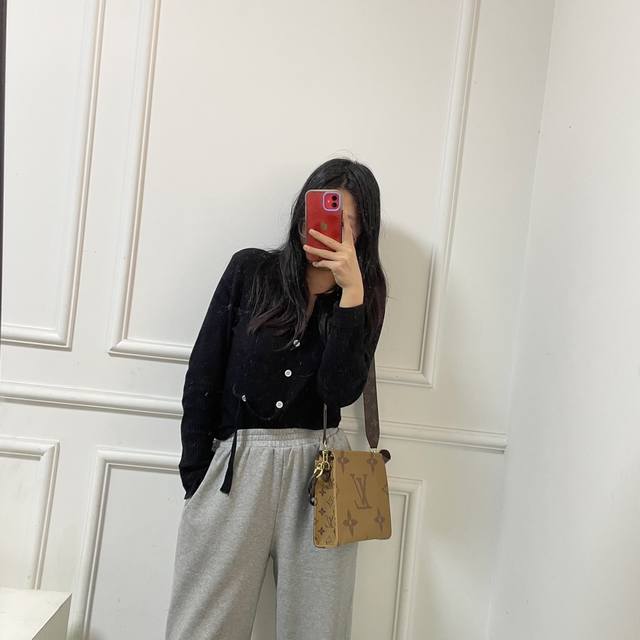 折叠礼盒包装 Lv 变色皮 洗漱袋 配长肩带 链条 官网新款洗漱包 超级美腻新款 Lv 原单品质最新浮雕手拿包 洗漱包 可单肩斜挎 戴帽链条 超高质量 原版五金