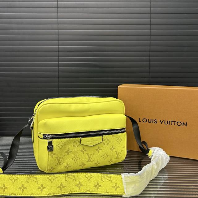 Louisvuitton 路易威登 Outdoor 邮差包 男女通用单肩斜挎包 经典百搭 实物拍摄 原厂原版面料 配送防尘袋 礼盒 25 X 18 Cm。