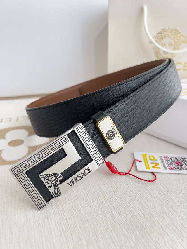 品名：Versace.范思哲原单腰带 皮带 型号：挂扣，经典人头纯钢材质扣头，头层牛皮，图片实物拍摄 材料：百分百头层牛皮，保证真皮。24K纯钢扣双面可用专柜同