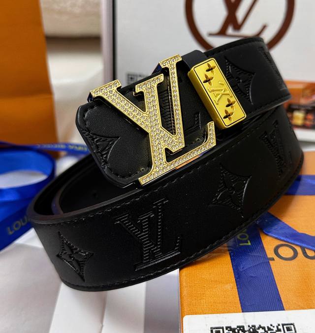 皮带：Lv.路易威登顶级复刻- 腰带：原单品质百分百进口原厂头层牛皮，保证真皮。满钻设计.镶钻工艺.真空电镀.永不掉色.24K纯钢扣头层小牛皮荔枝纹系列双面可用