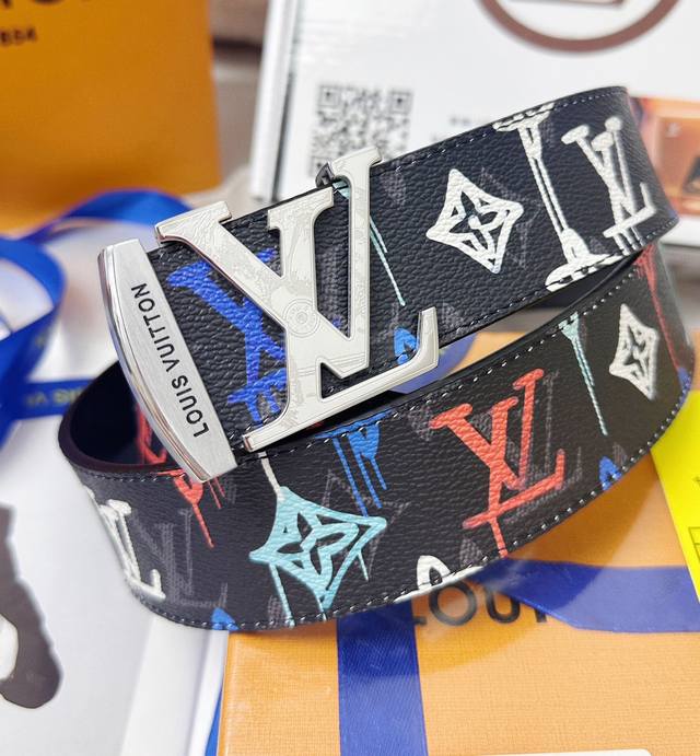 皮带：Lv..路易..威登顶级复刻- 腰带：原单品质百分百进口原厂头层牛皮，保证真皮。雾面雕花设计工艺.真空电镀.永不掉色.24K纯钢扣头层小牛皮涂鸦手绘油画系